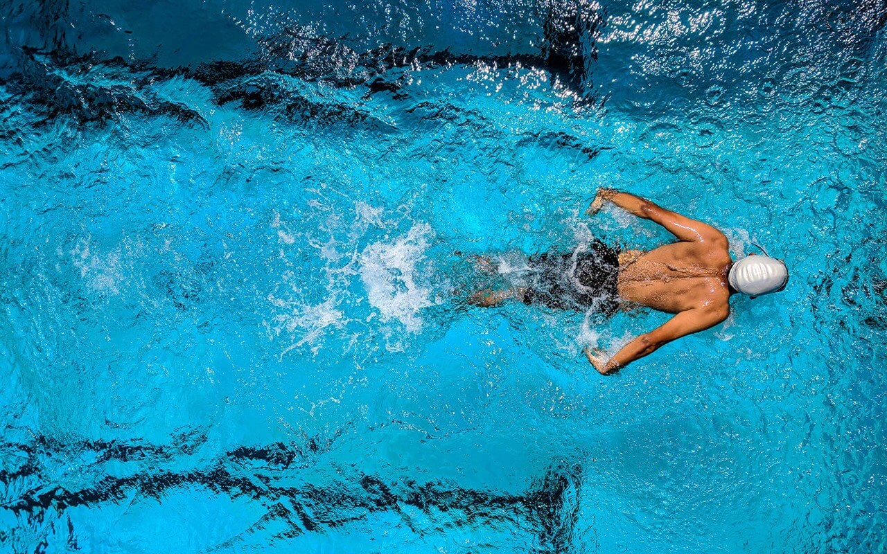 Групповая тренировка по плаванию в школе Krol.by